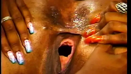 Dört parlak zenci kız horoz ve birbirlerinin amlarını yalıyor