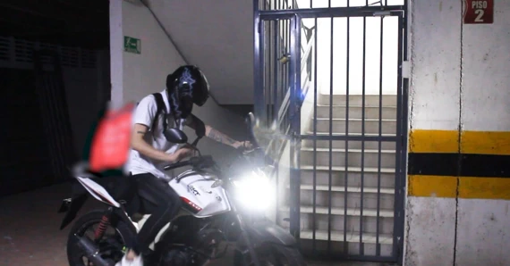 Delivery man fucks the BEAUTIFUL GIRL because he didn't have money to pay