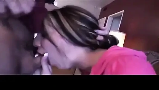 Dar yuvarlak götlü pembeli seksi sürtük bir yarağı emiyor ve sonra biniyor
