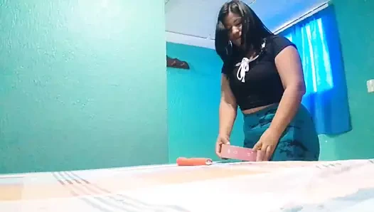 Tatmin edici bir hayran bana bir ikramda bulundu ve orgazm olana kadar lezzetli amcığımı sıvazladı.