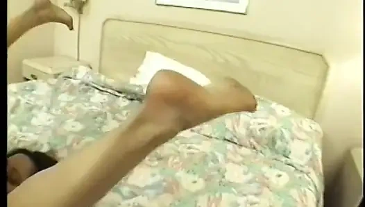 Seksi egzotik orta yaşlı seksi kadın üçlü grup seks sırasında götünü yarakla siktiriyor