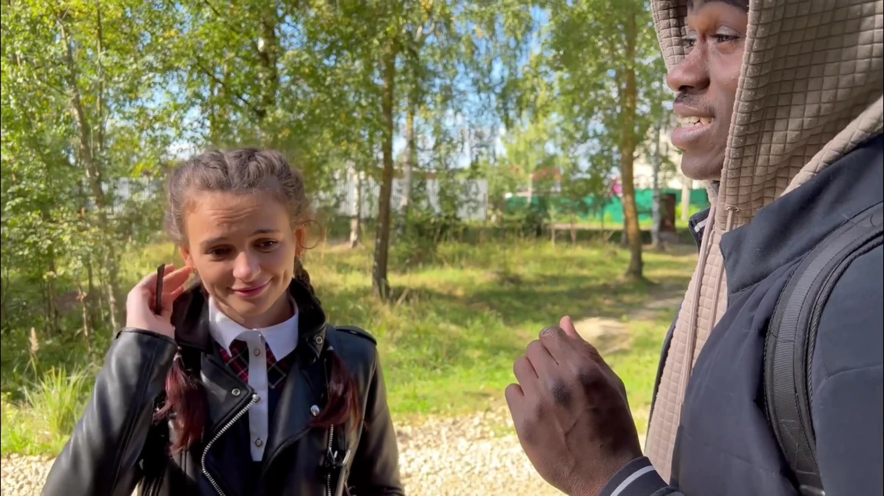 काला आदमी जंगल में स्कूली छात्रा को चोदता है