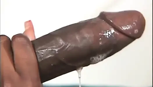 Siyah küçük memeli amcık büyük siyah yarak emiyor... ağzına boşalma
