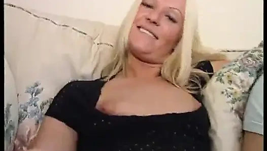 İngiliz sürtük Joanne Pauly anal seks yapıyor