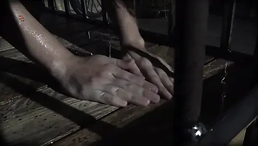 Kafesteki sarışın bir hizmetçiye ne yapılır