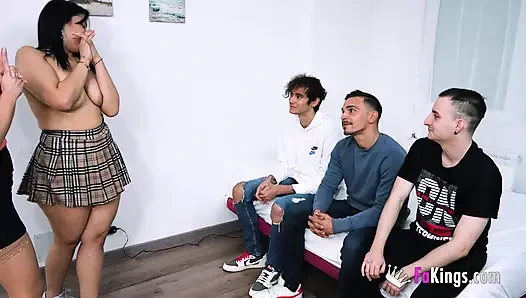 Lara Cruz birkaç genç arkadaşına gerçek bir yıldızını nasıl sikeceklerini öğretiyor. Not al!