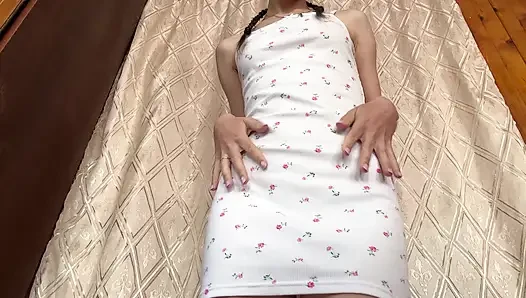 Üvey kız kardeşim bu sabah mini gömlekle külotuyla amını okşamaya karar verdi.