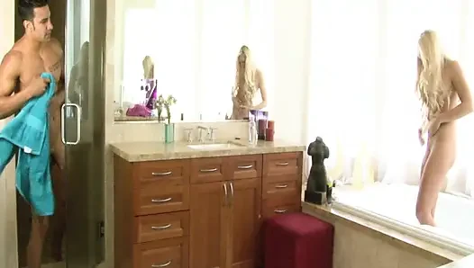 Azgın sarışın hatun yalanıyor ve sert sikiliyor