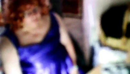 Wichsen im langen blauen Satinballkleid