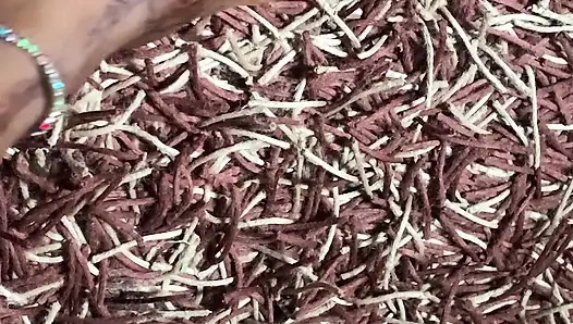 Ateşli zenci bebek ayak masajı bölümü