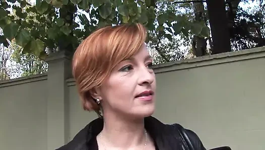 Orta yaşlı seksi kadın çok iyi emiyor!