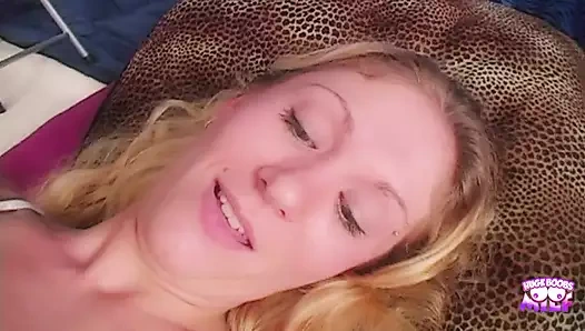 Sürtük sarışının adamın yarağının üstüne harika bir şekilde bindikten sonra göte şaplak atıyor