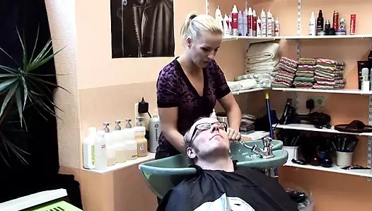 Sarışın kadın merdivenlerde adamla sikişiyor