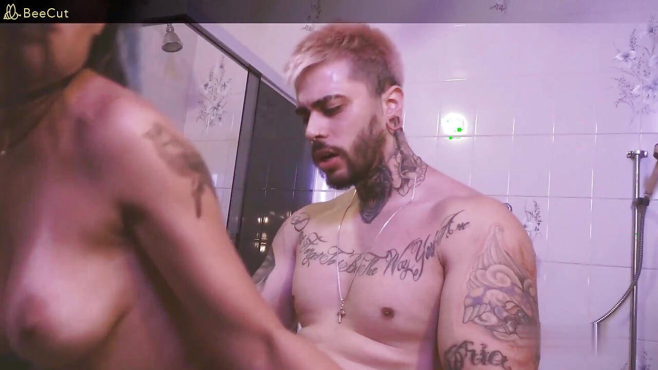I Took the Towel to My Friend in the Shower and Couldn't Resist His Big-headed and Thick Cock