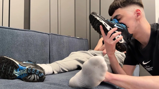 Alttaki terli çorapları kokluyor ve dölleniyor