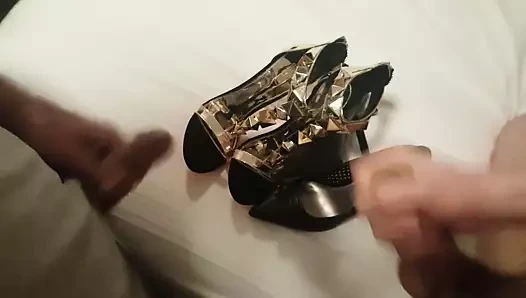 İki çift topuk ve iki sıcak yük