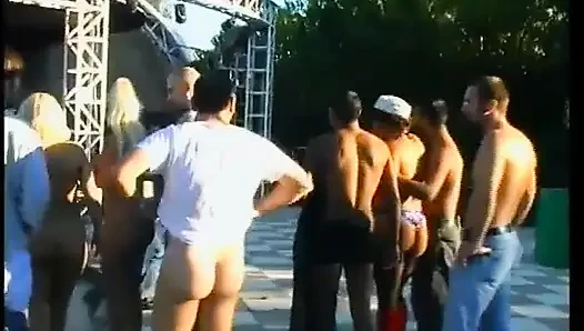 Edepsiz sarışın güzel ve sağlam bir yarakla neredeyse sikiliyor!