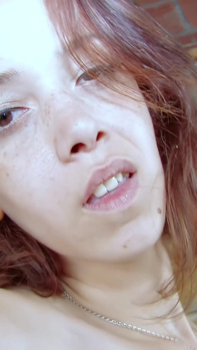 Helena: Çarpıcı genç Fransız esmer Helena'nın seksi striptiz