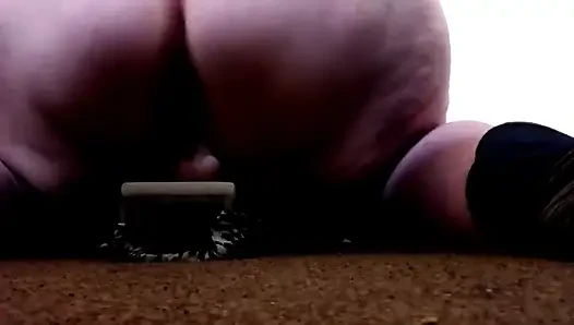 İri güzel kadın boşalana kadar dildoyla sikişiyor