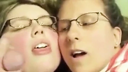 İki kadın çok fazla sperm yutuyor