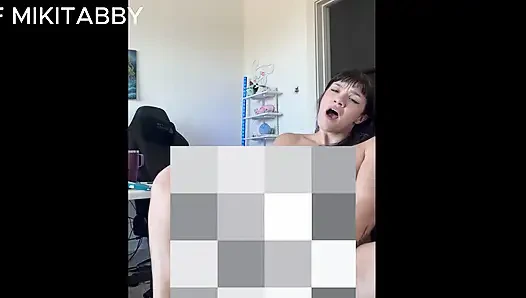 SEVIMLI KıZ MIKI'NIN EMIYOR VE BINIYOR