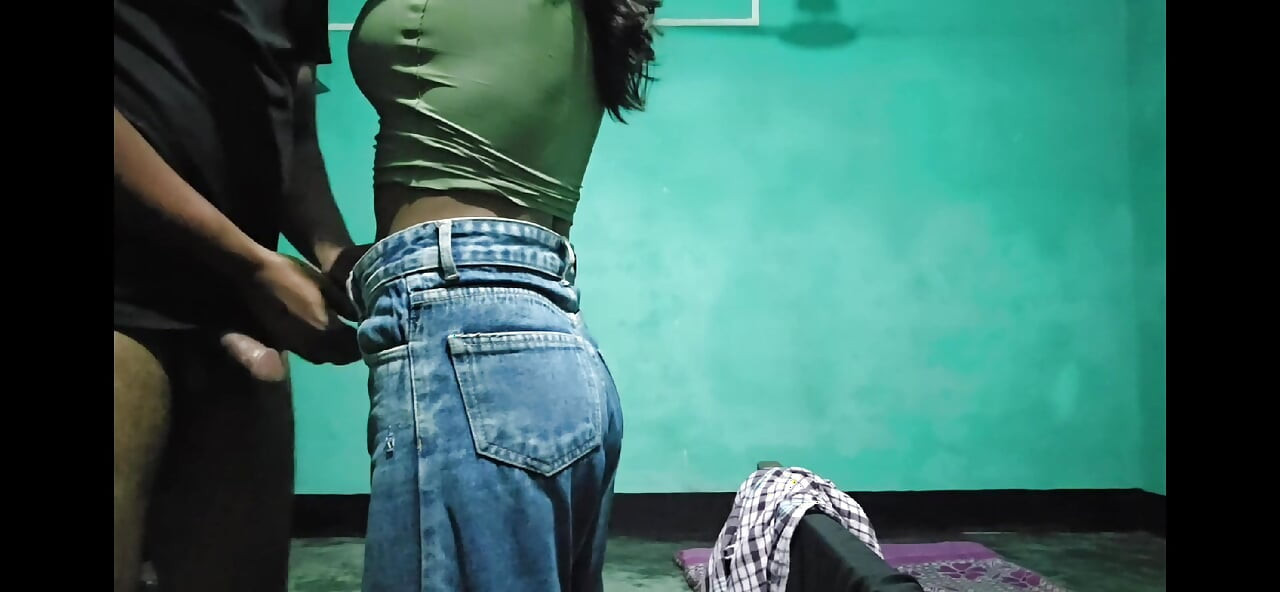 Hintli seksi seksi sutyen porno videosu farklı tarzlarda sikişiyor Hintli xxx video Hintli seks videosu