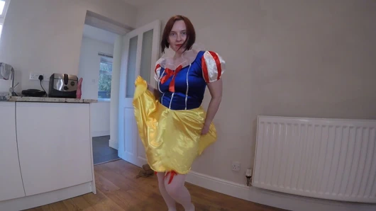 Snow White yaramazlık yapıyor