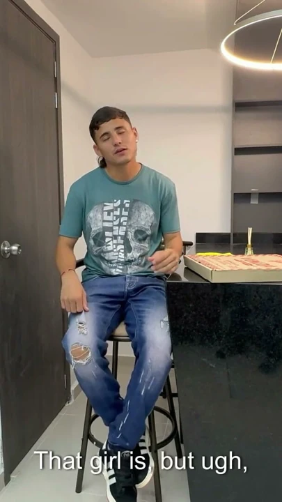 Ödeme için pizzacıyı sert sikiyorum ve zengin sütünü büyük sert penisinin dışına sıkıyorum. | Klip 1
