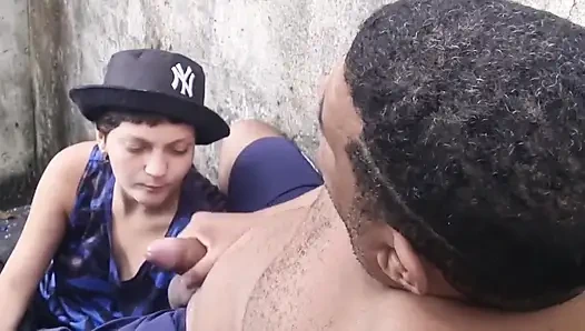 Merdivenlerde sakso çekmesi için lezbiyeni taktım.