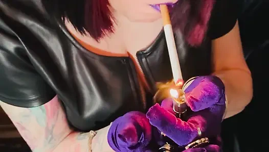 Sigara içen kraliçe Tina Snua deri ve eldivenle mantar sigarası içiyor