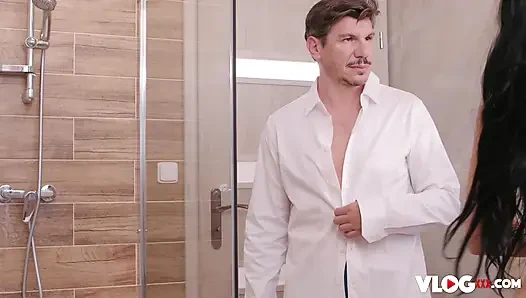 Clea Gaultier соблазняет возбужденный член и получает то, что хочет