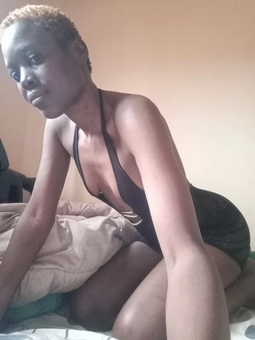 Her şeyi sikip üzerine boşalıyor. Muzla boşalıyor