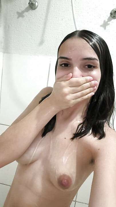 Esmer kadın duş alıyor ve tıraş oluyor