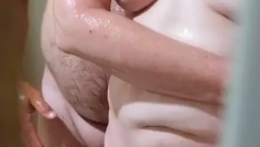 Phil ve christina ıslanıyor