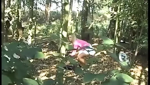 Ormanda sıcak göğüslerle baştan çıkarılan sevimli genç