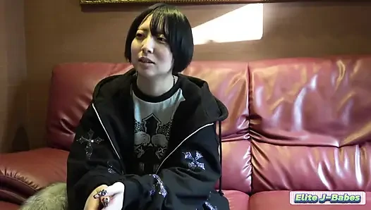 Boyish beauty ilgi göstermedığını iddia ediyor ama beklenmedik özgüvenini ortaya koyan sessizce atılan adımlar