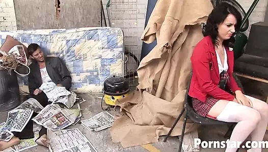 Azgın Jasmine Lau adam tarafından sikiliyor