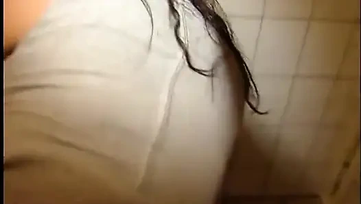 Amatör esmer genç kız büyük yarağı emiyor ve domalarak sikiliyor