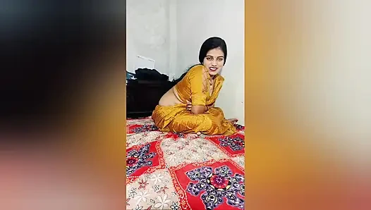 Hintli desi iki arkadaş bir erkekle sert sikişiyor