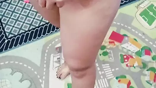 Seksi Hintli kız jijası tarafından baştan çıkarılıyor ve her iki delikten de sikiliyor yanlışlıkla anal açıkça Hintçe ses viral video