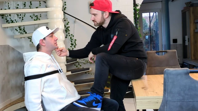 Связанная беспомощная на стуле