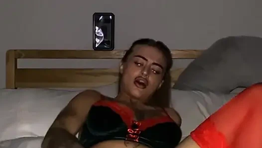 Azgın dövmeli gotik parmaklar kamerada daha derin ve yavaş inliyor