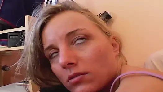 Bir ince Alman sarışın sert anal patlamadan sonra büyük bir yüz alır