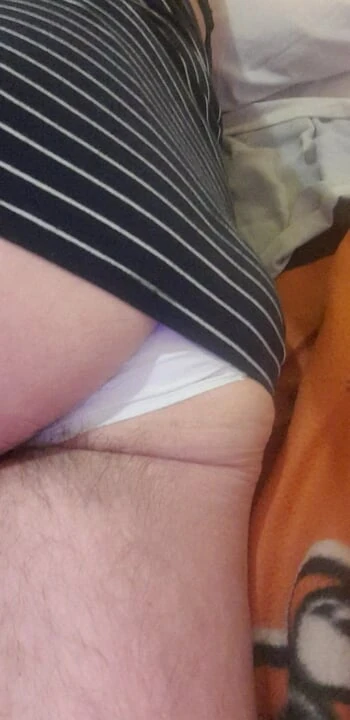 Паренек в трусиках раздевается, тугое короткое платье и трусики