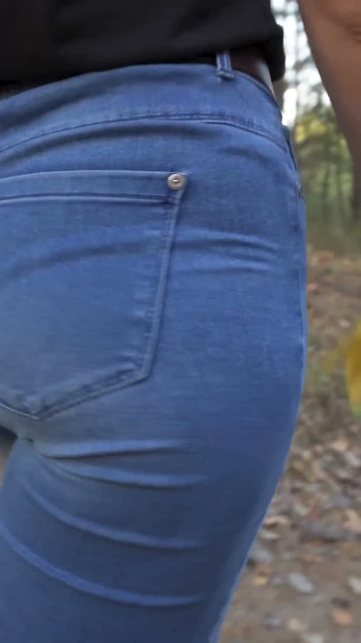Mavi Kot İçindeki Yürüyen Kıçımı Tapınarak İzle