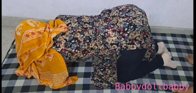 Siyah takım elbiseli Hintli kadın sakso çekiyor ve sonra sikişiyor