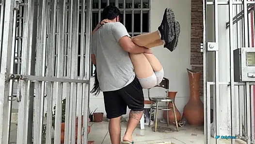 Komşum bir kaza geçirdi, ona yardım ediyorum, yarağımı enjekte ediyorum ve boşalıyor!