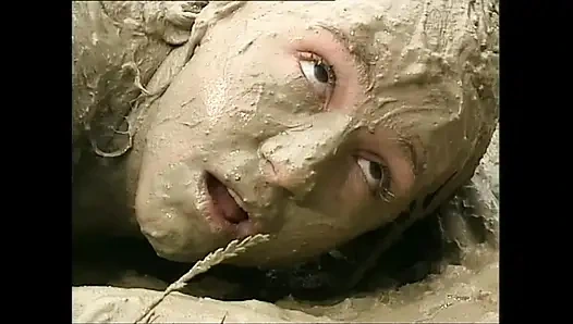 Çamur kaplı sürtük götünü sikiyor ve büyük yarakla pembe amına boşalıyor