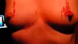 Göğüsler ve kedi parlayan balmumu