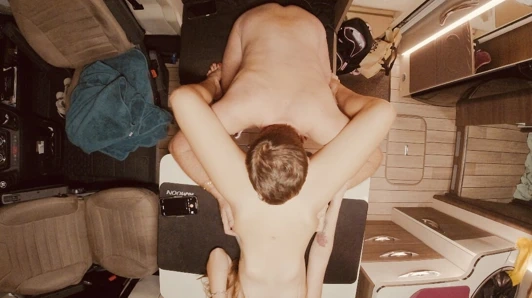 Kamp alanında masada amımı yalıyor